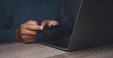 İşadamı bilgisayarlı akıllı telefon kullanıyor. El ele tutuşan cep telefonu mesajlaşması ile bize ulaşın. Sohbet etmek, internet bilgilerini aramak. Teknoloji aygıtı iletişimi.