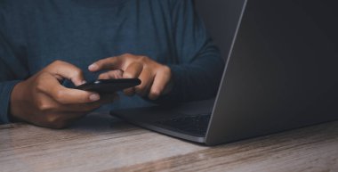 İşadamı bilgisayarlı akıllı telefon kullanıyor. El ele tutuşan cep telefonu mesajlaşması ile bize ulaşın. Sohbet etmek, internet bilgilerini aramak. Teknoloji aygıtı iletişimi.