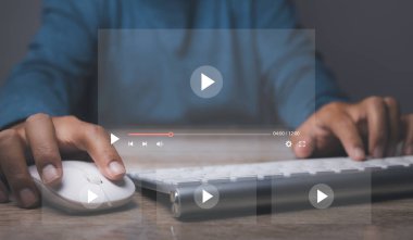 Canlı yayına başlamak için fare ve klavye kullanan bir adam. Yeni projeye başlayan ve internetten video izleyen kişi, özel ders, içerik çevrimiçi. Boşluğu kopyala.