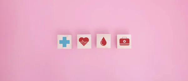 为你的健康理念提供保险 带有粉色和蓝色背景的医疗图标的木制块 复制空间 — 图库照片