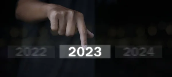 2023年へようこそ ビジネスマンの手のボタンを押すと 仮想画面上の新年2023 New Year 2022 Change 2023 Business Concept — ストック写真