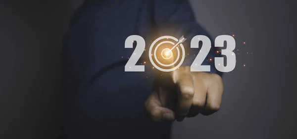 Бізнес Ціль Мета Новий Рік 2023 Чоловік Натискає Віртуальний Екран — стокове фото