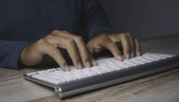 사업가가 컴퓨터 키보드로 타이핑하고 있습니다 사람은 사무실의 키보드 컴퓨터 상에서 — 스톡 사진