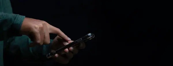 Mladý Muž Používá Smartphone Ruční Držení Mobilní Textové Zprávy Kontaktujte — Stock fotografie