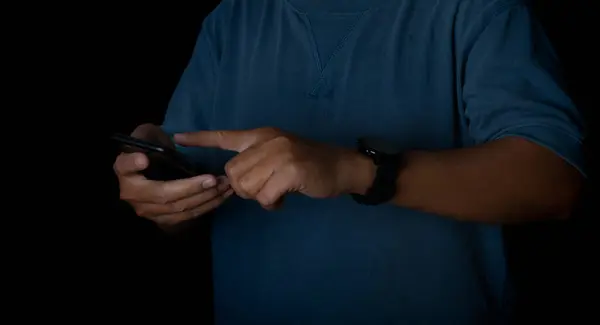 Молодой Человек Использует Смартфон Рука Держа Мобильное Текстовое Сообщение Контакт — стоковое фото
