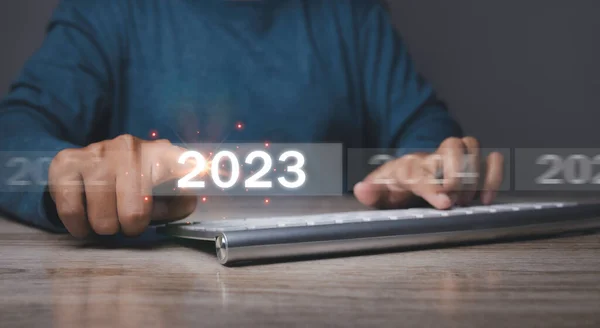 Вітальний Рік 2023 Бізнесмен Натискає Кнопку Новий Рік 2023 Віртуальному — стокове фото