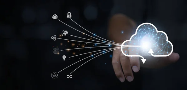 Хмарні Обчислювальні Технології Мережа Інтернет Зберігання Бізнесмен Показує Хмарні Обчислення Ліцензійні Стокові Фото