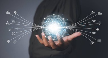 Yaratıcı fikir ve yenilik. Fikir, marka, beyin fırtınası, yenilik ve dijital dönüşüm yönetimi şeklinde parlak liflerle fikri elinde tutan işadamı, nesnelerin interneti.