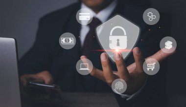 Simge ve internet ağ güvenlik teknolojisini kilitle. İş adamı sanal ekran arayüzleri ile kişisel verileri korumak için güvenli erişim sağlar. dijital programların internetinde siber güvenlik.