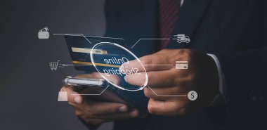 Cep telefonuyla kredi kartıyla alışveriş yapmak. İnternet üzerinden ikon e-ticaret işleriyle internet üzerinden cep telefonu ve kredi kartı alışverişi yapan bir işadamı. Boşluğu kopyala.