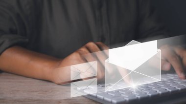 İşadamı dizüstü bilgisayar kullanarak e-posta gönderiyor. İş bağlantısı ve e- posta simgesi ile iletişim, e- posta pazarlaması çevrimiçi çalışan internet ağı.