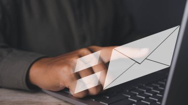 İşadamı dizüstü bilgisayar kullanarak e-posta gönderiyor. İş bağlantısı ve e- posta simgesi ile iletişim, e- posta pazarlaması çevrimiçi çalışan internet ağı.