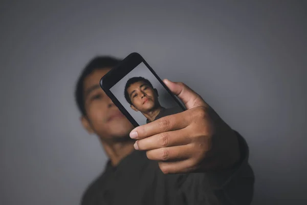 Hombre Joven Usando Cámara Trasera Selfie Disparo Teléfonos Inteligentes Retrato —  Fotos de Stock
