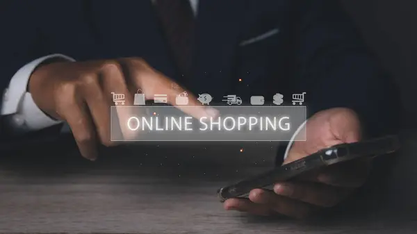 Cep telefonuyla internetten alışveriş yapmak. İnternet 'te ikon E-ticaret pazarlama işiyle cep telefonu alışverişi yapan bir iş adamı. Boşluğu kopyala.