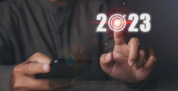 Zakelijke Doelstelling Doel Nieuwjaar 2023 Man Drukt 2023 Virtuele Scherm — Stockfoto