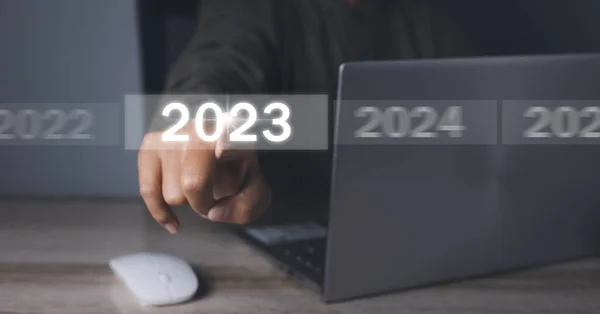 Välkomna 2023 Affärsman Hand Trycka Knappen Nyår 2023 Virtuell Skärm — Stockfoto
