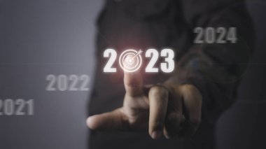 İş hedefi ve 2023 yılının hedefi. 2023 'e okla basan adam. İleride iş kuracağım..