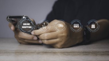 Cep telefonuyla internetten alışveriş yapmak. İnternet 'te ikon E-ticaret pazarlama işiyle cep telefonu alışverişi yapan bir iş adamı. Boşluğu kopyala.