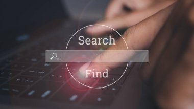 İnternet veri ağı konsepti taranıyor. Arama motoru optimizasyonu SEO Ağı. İnsan eli arama çubuğundaki bilgi arama düğmesine basar, boşluğu kopyala.