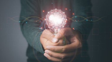 Yenilik teknolojisi ve yaratıcılığıyla yeni fikirleri elinde tutan adam. İş, Geliştirme, Parıldayan ampullerle yaratıcılık kavramı.