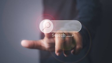 İnternet veri ağı konsepti taranıyor. Arama motoru optimizasyonu SEO Ağı. İş adamı arama çubuğu sanal ekranında bilgi arama düğmesine basar. Boşluğu kopyala.