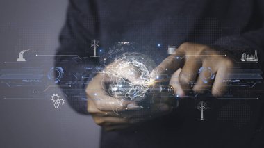 Dijital küresel ağ bağlantısı, veri alışverişi, iş geliştirme, Otomasyon teknolojisi sistemi olan cep telefonu kullanan bir işadamı. İnternet genel ve ağ kavramı.