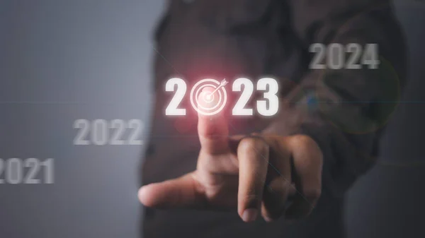 Επιχειρηματικός Στόχος Και Στόχος Για Νέο Έτος 2023 Άνθρωπος Πατώντας — Φωτογραφία Αρχείου