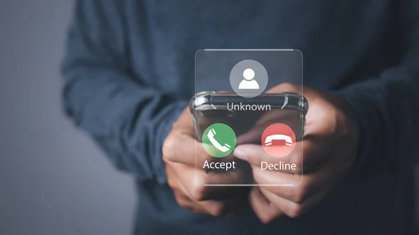Bilinmeyen bir arayandan gelen çağrıya cevap veren adam. Bilinmeyen numaradan aranmış. Dolandırıcılık, dolandırıcılık ya da akıllı telefon konseptiyle dalavere.