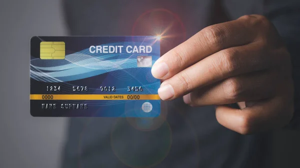 Empresário Mostrar Cartão Crédito Commerce Negócios Online Compras Line Por Imagens De Bancos De Imagens