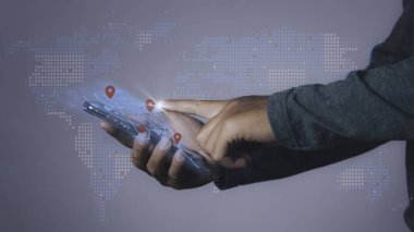 Konum noktası, navigatör ve simge haritaları çevrimiçi sistemde yer bulur, İş adamı bilgi GPS 'lerinin arama konum haritalarını cep telefonuyla kullanır. Harita üzerindeki bağlantı hattı, navigasyon kavramı.