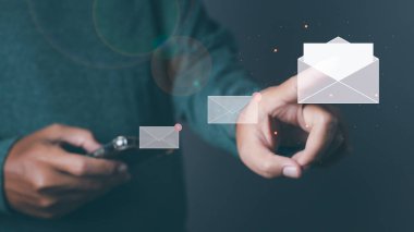 İşadamı eli iş e-posta iletişimi ve dijital pazarlama için yeni e-posta bildirimine dokunuyor. Gelen kutusu elektronik mesaj alıyor. İnternet teknolojisi..