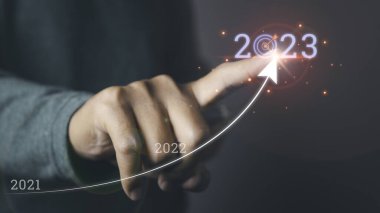 2023 yılına yeni yatırımlar, yeni işletmeler ve finansmanlar girsin. İş adamı eliyle hedef 2023 'ü gösteriyor. Borsa, iş büyümesi, ilerleme veya başarı.