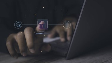 Siber güvenlik uzmanı çalışırken siber güvenlik ve ağ koruması. Simge ve internet ağ güvenlik teknolojisini sunucuyu siber suçlara karşı korumak için güvenli erişime kilitle.
