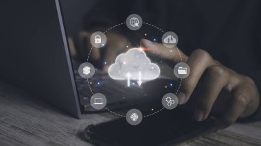 İş adamı, bulut hesaplama teknolojisi internet depolama ağında dizüstü bilgisayar kullanıyor. Bulut teknolojisi. Veri deposu. 