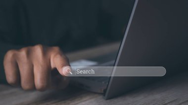 İnternet veri ağı konsepti taranıyor. Arama motoru optimizasyonu SEO Ağı. İnsan eli arama çubuğundaki bilgi arama düğmesine basar, boşluğu kopyala.