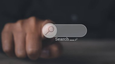 İnternet veri ağı konsepti taranıyor. Arama motoru optimizasyonu SEO Ağı. İş adamı arama çubuğu sanal ekranında bilgi arama düğmesine basar. Boşluğu kopyala.