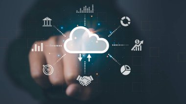İş adamı erişimi bulut hesaplama teknolojisi internet depolama ağı. Bulut teknolojisi. Veri deposu. İş dünyası küresel internet bağlantısı ve dijital pazarlama, Finansal ve bankacılık.
