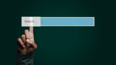 İnternet veri ağı konsepti taranıyor. Arama motoru optimizasyonu SEO Ağı. İnsan eli arama çubuğundaki bilgi arama düğmesine basar, boşluğu kopyala.