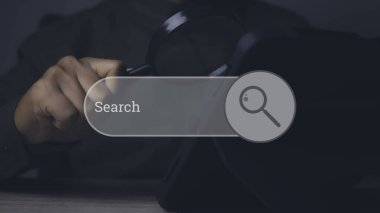 İş adamı, tabletle bilgi ağı kurmak için büyüteç arama işi kullanıyor. İş arama, iş bulma, iş görüşmesi. Veri Arama Teknolojisi Arama Motoru Optimizasyonu.