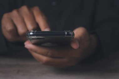 Erkek eli cep telefonu kullanıyor. Boşluğu kopyala.