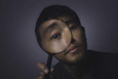 Büyüteçle bakan bir adam.