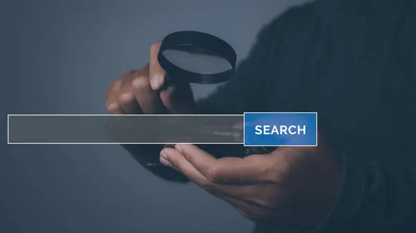 İş adamı cep telefonuyla bilgi ağı kurmak için büyüteç kullanarak arama yapıyor. İş arama, iş bulma, iş görüşmesi. Veri Arama Teknolojisi Arama Motoru Optimizasyonu.