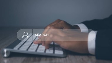 İnternet veri ağı konsepti taranıyor. Arama motoru optimizasyonu SEO Ağı. İnsan eli arama çubuğundaki bilgi arama düğmesine basar, boşluğu kopyala.