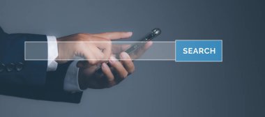 Cep telefonu kullanan bir adam internet veri bilgilerini tarıyor. SEO Arama Motoru Optimizasyonu, İnternet tarayıcı ağı, dijital ağ içeriği kavramı.