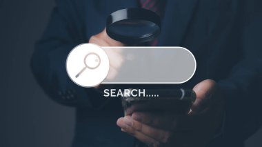 İş adamı cep telefonuyla bilgi ağı kurmak için büyüteç kullanarak arama yapıyor. İş arama, iş bulma, iş görüşmesi. Veri Arama Teknolojisi Arama Motoru Optimizasyonu.