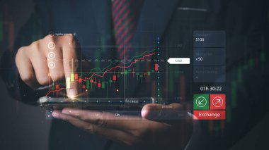 İş adamı ön bilgi ticareti yapıyor. Hedefteki başarı stratejisi hedefi ve planı. Borsa, mali grafik büyüme raporu, iş geliştirme.