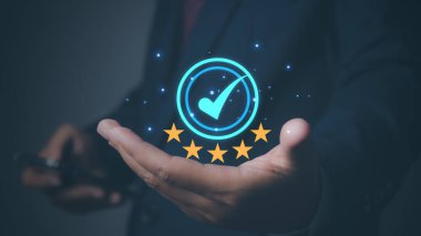 İşadamı yüksek kalite güvence, Garanti, Standartlar, ISO sertifikası ve standartlaşma gösteriyor. Kalite kontrol. Uluslararası standartlara uygunluk.