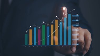 Hisse senedi borsasına dokunan işadamı, finansal kar borsası geliştirme grafiği. Hedefteki başarı stratejisi hedefi. İş finansmanı pazarlama ve yatırım.