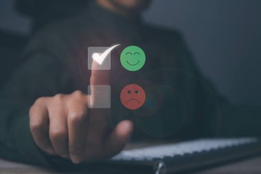 Mutlu gülümsemeyi seçen erkek eli, geri bildirim memnuniyet hizmeti için olumlu bir zihniyet seçimiyle karşı karşıya. Reyting çok etkileyici. En iyi kalite Müşteri memnuniyeti konsepti. Boşluğu kopyala.