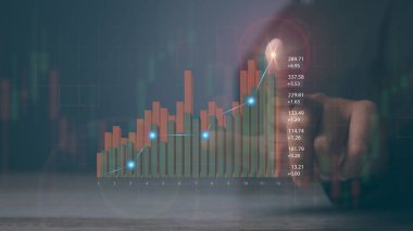 İşadamı ekran önyükleme grafiği finansal verilerine dokunuyor. Hedefteki başarı stratejisi hedefi ve planı. Borsa, mali grafik büyüme raporu, iş geliştirme.